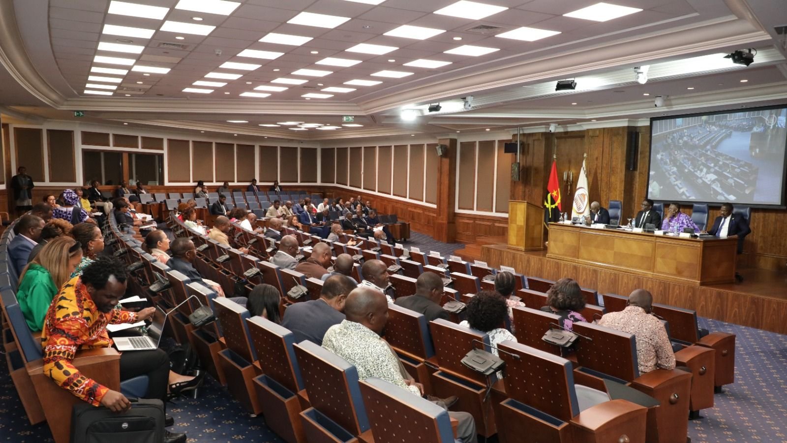 Image from the article Proposal to amend Angolan passport law passes in special proceedings, See more details - Unekao